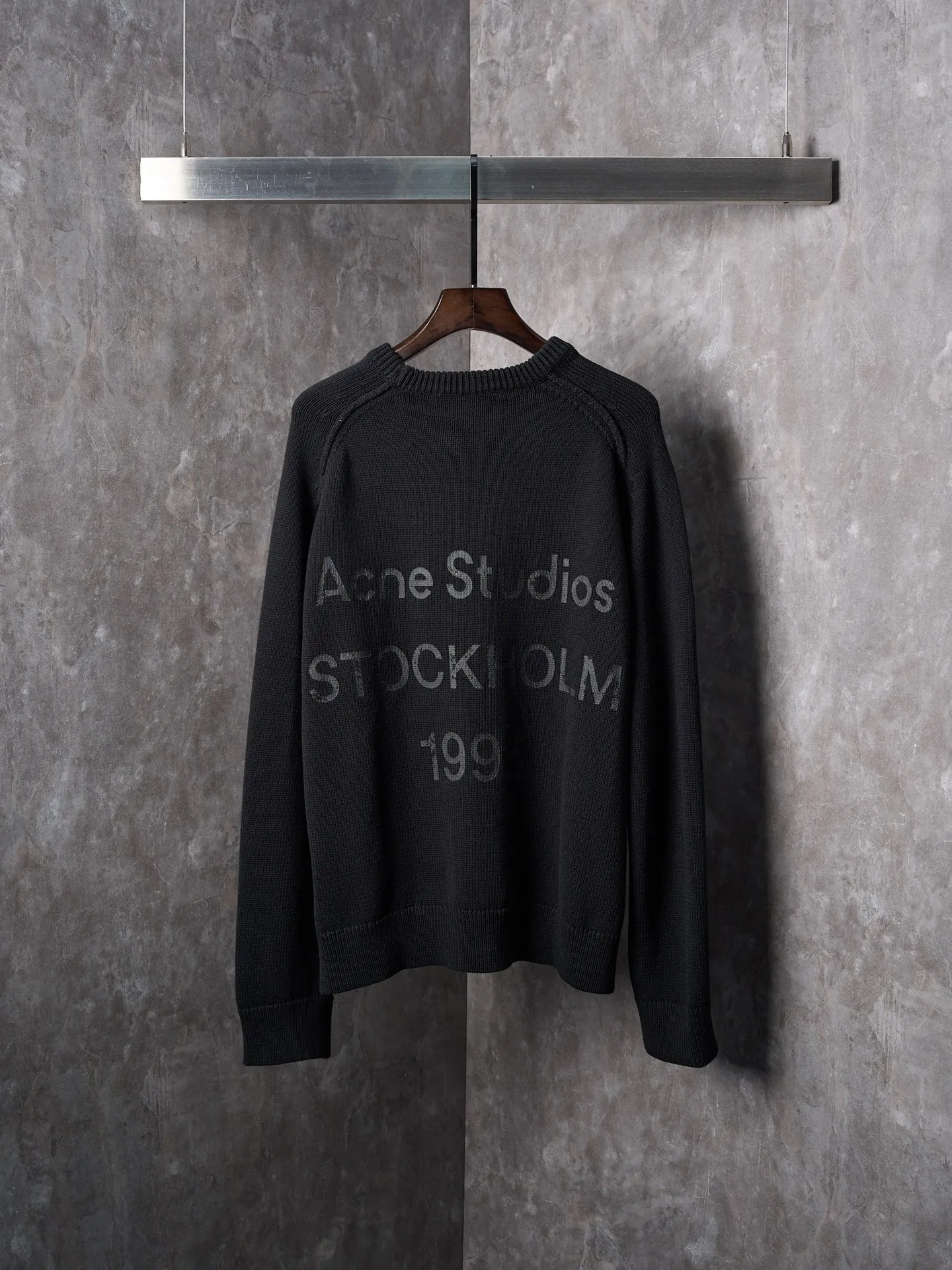 [Real auction] Acne Studios letter print logo long-sleeved crew neck sweater [In Stock] XS S M L custom-woven plateau yak gold wool, soft and delicate, comfortable and skin-friendly, Classic Black tone exudes an innate sense of luxury, warm and devouring, high-end minimalist blank design on the front panel, and Acne Studios logo pattern printed on the back panel for embellishment, sweeping the starting point of fashion. Deep black and carbon black fibers are interlaced, making simplicity more than simple. The magic of Versatile comes with advanced filters Showing a unique fashion attitude in minimalism. Use glue printing. The printing has been modified three times with the film screen. Use glue liquid paint to print the pattern on the fabric. Bake the fabric to fix the printed pattern. Garment washing water softening and deodorizing process. Use professional washing equipment and specific detergents to deep clean and deodorize the clothes. Improve the feel and appearance of the clothes, loose fit.